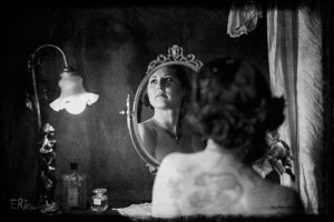 boudoir-1900-femme-coiffeuse-miroir-fleur-chemise