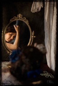 boudoir-1900-femme-coiffeuse-miroir-fleur-chemise