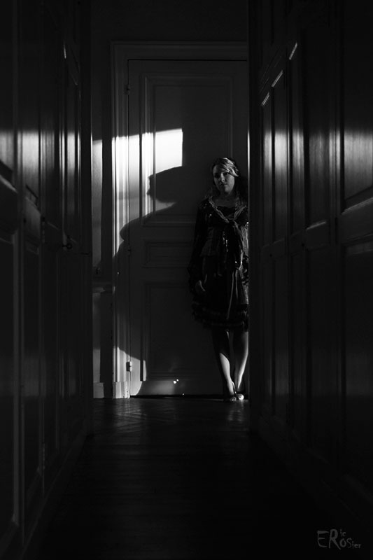 portrait-jeune-femme-debout-ombre