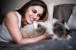 aurore-complicite-avec-son-chat-sacre-birmanie-siamois