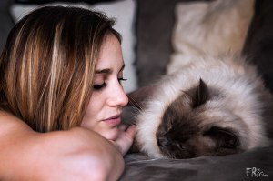 aurore-complicite-avec-son-chat-sacre-birmanie-siamois