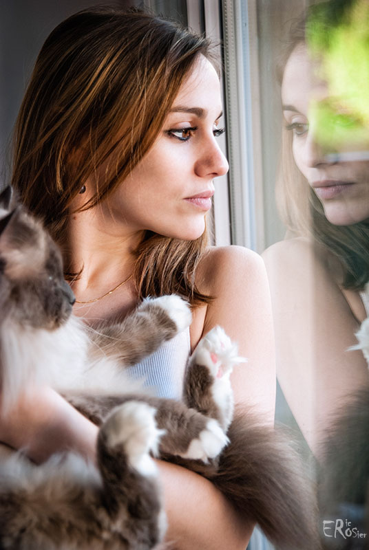 aurore-portrait-fenêtre-avec-chat