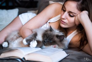 aurore-lecture-câlin-avec-chat