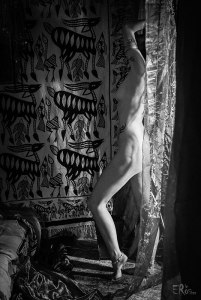 harem-oriental-femme-nue-debout-anonyme