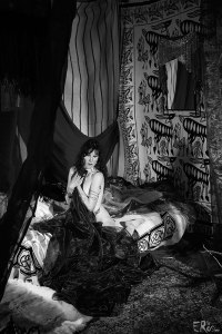 harem-oriental-femme-nue-drapée-pudique