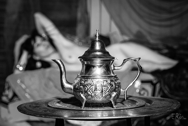 harem-oriental-femme-nue-théière