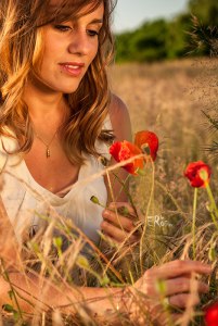 aurore-femme-été-soleil-herbes-sèches-fleurs-des-champs
