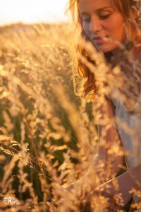 aurore-femme-été-soleil-herbes-sèches