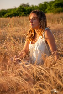 aurore-femme-été-soleil-herbes-sèches