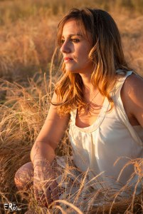 aurore-femme-été-soleil-herbes-sèches