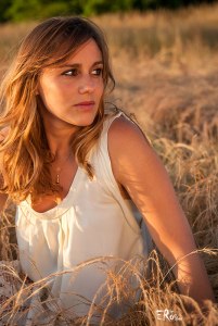 aurore-femme-été-soleil-herbes-sèches-couleur