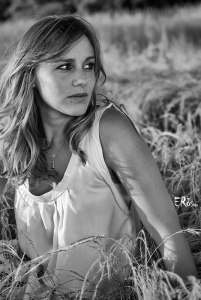 aurore-femme-été-soleil-herbes-sèches-noir-et-blanc