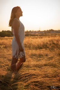 aurore-femme-soleil-couchant-herbes-sèches-noir-et-blanc