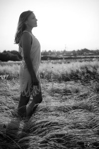 aurore-femme-soleil-couchant-herbes-sèches-noir-et-blanc