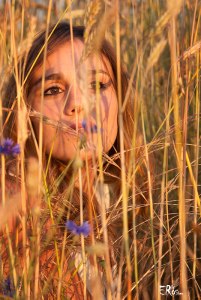 aurore-femme-été-soleil-herbes-sèches-fleurs-des-champs