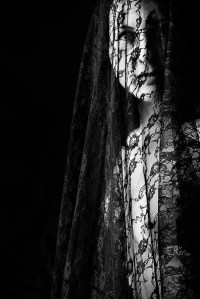 portrait-buste-nu-femme-voile-dentelle-noire