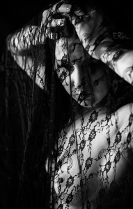 portrait-buste-nu-femme-voile-dentelle-noire