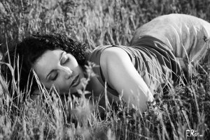 portrait-femme-allongee-couchee-herbe-verte