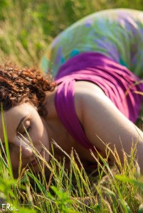 portrait-femme-allongee-couchee-herbe-verte