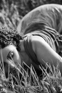 portrait-femme-allongee-couchee-herbe-verte