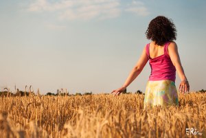 portrait-anonyme-champ-blé-été-soleil-couchant