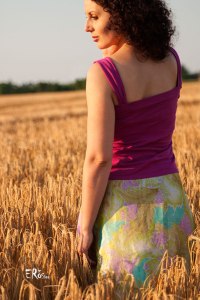 portrait-femme-champ-blé-été-soleil-couchant