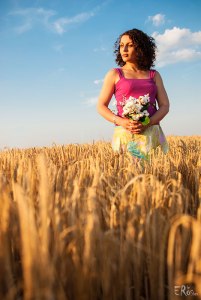 portrait-femme-bouquet-champ-blé-été-soleil-couchant