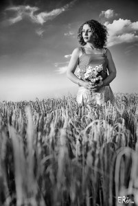 portrait-femme-bouquet-champ-blé-été-soleil-couchant