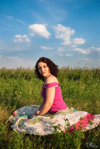 portrait-femme-assise-ete-herbe-luzerne