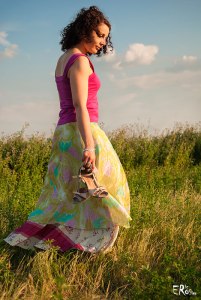 portrait-femme-ete-herbe-luzerne