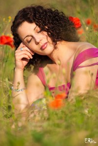 portrait-femme-champ-coquelicot