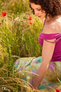 portrait-femme-champ-herbe-coquelicot