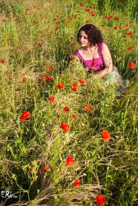 portrait-femme-champ-herbe-coquelicot