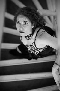 portrait-femme-plongee-dans-escalier