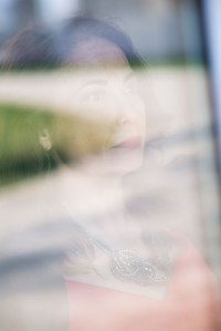portrait-femme-corinne-vitre-reflet-fenetre
