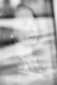portrait-femme-corinne-vitre-reflet-fenetre