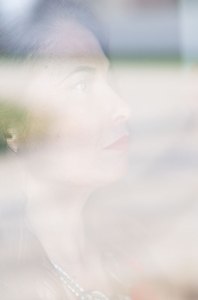 portrait-femme-corinne-vitre-reflet-fenetre
