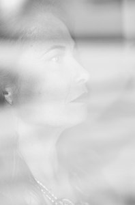 portrait-femme-corinne-vitre-reflet-fenetre