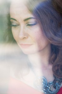 portrait-femme-corinne-vitre-reflet-fenetre