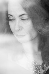 portrait-femme-corinne-vitre-reflet-fenetre