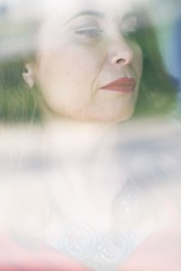 portrait-femme-corinne-vitre-reflet-fenetre