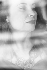 portrait-femme-corinne-vitre-reflet-fenetre