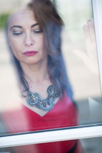 portrait-femme-corinne-vitre-reflet-fenetre