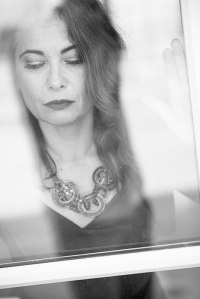 portrait-femme-corinne-vitre-reflet-fenetre