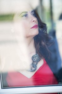 portrait-femme-corinne-vitre-reflet-fenetre