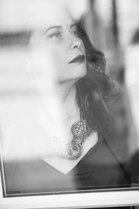 portrait-femme-corinne-vitre-reflet-fenetre