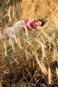 femme-endormie-champ-cereales-ble-seigle