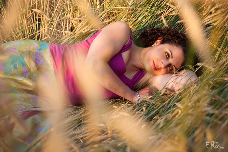 femme-allongee-champ-cereales-ble-seigle