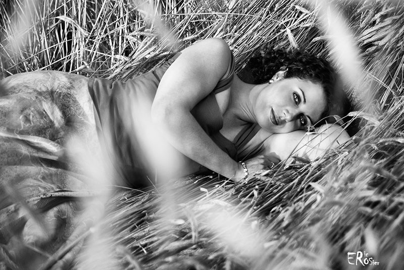 femme-allongee-dans-champ-cereales