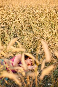 femme-endormie-champ-cereales-ble-seigle